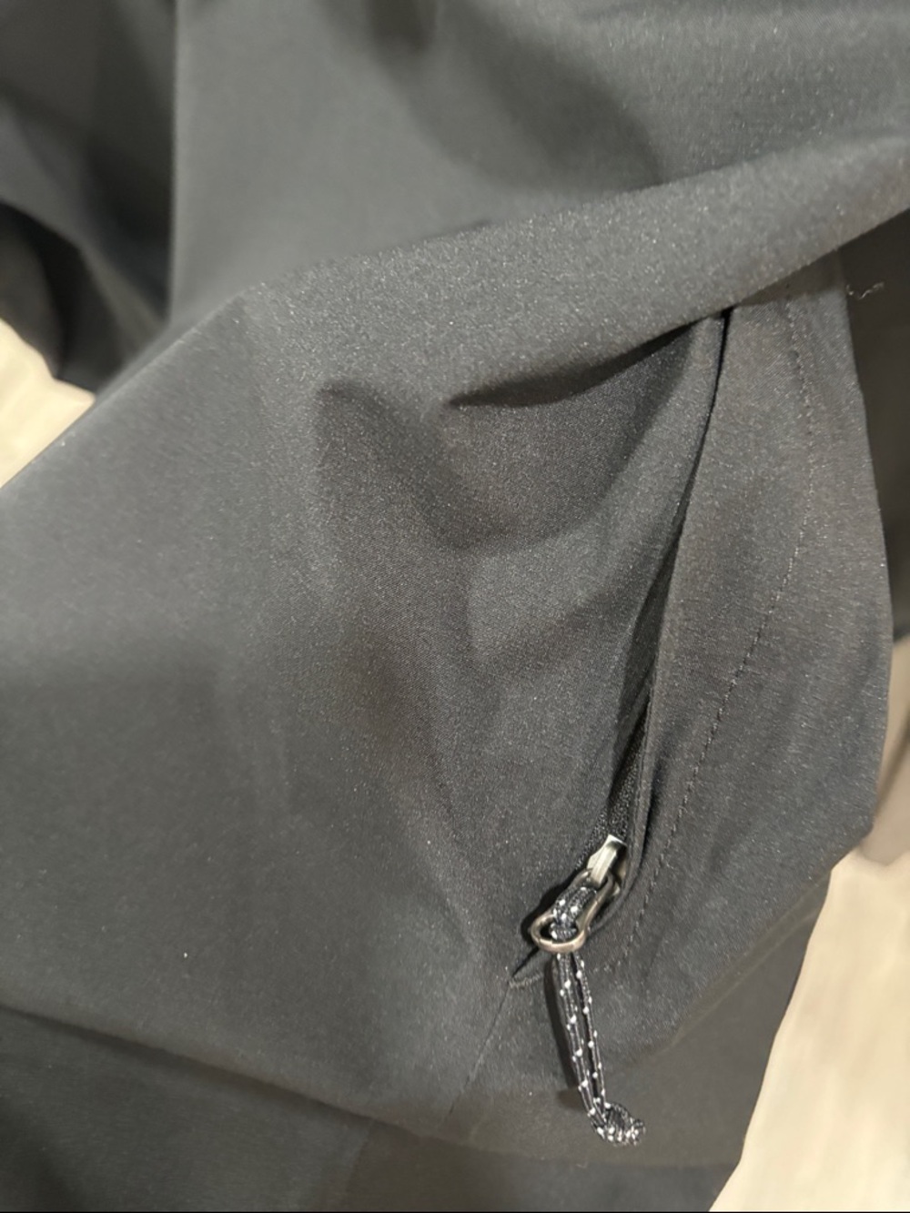 Mountain Hardwear Black Hooded Rain Jacket. - Picture 7 of 9